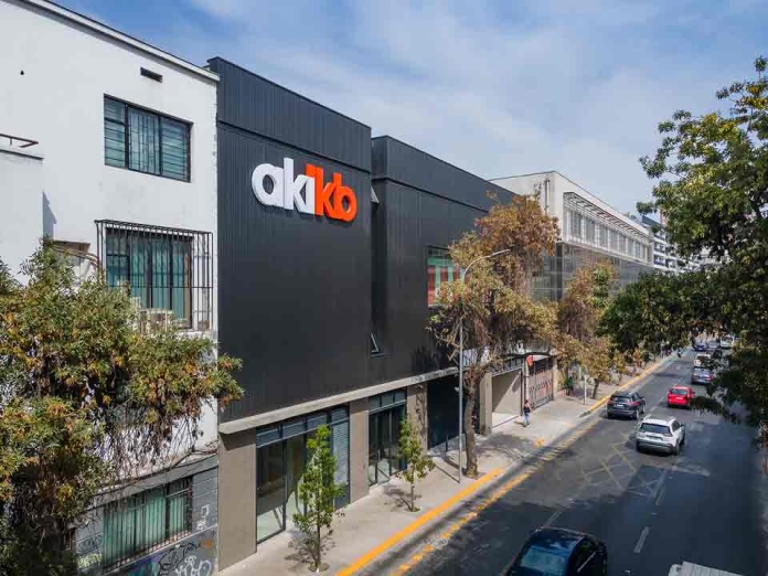 Akikb inaugura su nueva sucursal Tarapacá en Santiago Centro como parte de su plan de expansión 2025