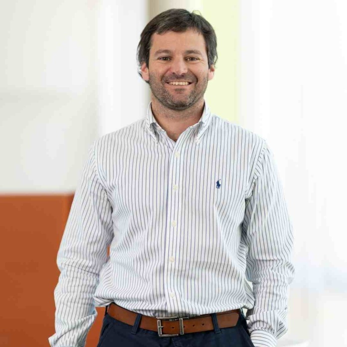 Accesibilidad y eficiencia en aeropuerto de Santiago: el despegue que aún espera en tierra