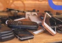 Entel recibe el Sello de Excelencia Energética por la iniciativa de reciclaje electrónico Reutiliza x Chile - La distinción, entregada por el Ministerio de Energía y la Agencia de Sostenibilidad Energética, reconoce el impacto ambiental positivo de la campaña que recolecta aparatos electrónicos en desuso, recorriendo el país con un camión 100% eléctrico. Santiago, 02 de junio de 2025. Entel fue reconocida con el Sello de Excelencia Energética en la categoría Bronce —específicamente en su línea de Consumidores con Capacidad de Gestión de la Energía (CCGE)— por su iniciativa Reutiliza x Chile, campaña de reacondicionamiento y reciclaje electrónico que ha recorrido miles de kilómetros recolectando dispositivos en desuso para darles una segunda vida, utilizando un camión 100% eléctrico en algunas zonas de la ruta. El Sello de Excelencia Energética, que este año reconoció a 51 instalaciones de 22 entidades, es entregado por el Ministerio de Energía y la Agencia de Sostenibilidad Energética (AgenciaSE), y valora las prácticas destacadas en eficiencia energética, además de promover una cultura enfocada en el uso responsable de la energía. En esa línea, la iniciativa impulsada por Entel, en conjunto con Kyklos, ha logrado reducir hasta cinco veces las emisiones de CO₂ en comparación con vehículos convencionales, gracias a que parte del recorrido se lleva a cabo en un camión eléctrico. Este logro se suma a los ya obtenidos por la empresa de tecnología y telecomunicaciones en la versión 2024, cuando fue reconocida con el Sello de Excelencia en las categorías Transporte Eficiente y Electromovilidad y con el Sello de Excelencia Energética en la categoría Bronce. La gerenta de Medioambiente y Sustentabilidad de Entel, Stefanie Pope, señaló que: “este reconocimiento reafirma el compromiso de Entel con la sostenibilidad y la economía circular. Reutiliza x Chile es una iniciativa que ha obtenido grandes resultados y es un aporte concreto a la ambiciosa meta de recolectar y revalorizar, al año 2030, al menos el 20% de los equipos celulares que actualmente ponemos en el mercado”. Reutiliza x Chile, que inició su versión 2025 en Puerto Montt, contempla una ruta por 109 ciudades a lo largo del país para recolectar, reacondicionar y reciclar dispositivos electrónicos como celulares, notebooks y CPU, promoviendo así la economía circular y reduciendo la huella ambiental. Desde sus inicios, esta campaña ha tenido un impacto significativo, logrando recolectar más de 139 toneladas de aparatos en desuso, lo que equivale al peso de 93 automóviles.