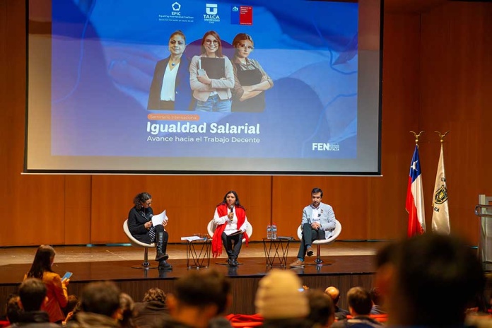 Ministro del trabajo y especialistas analizan desafíos de la igualdad salarial en Chile
