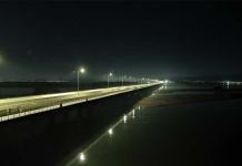 Pruebas de iluminación en puente más largo de Chile