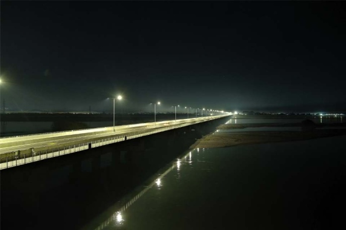 Pruebas de iluminación en puente más largo de Chile