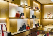 La tentadora oferta de productos "similares" a marcas de lujo provenientes de China esconde serios riesgos legales en Chile. Desconocer la normativa de propiedad industrial puede derivar en sanciones costosas y decomisos para las empresas importadoras. La diligencia debida y la asesoría experta son cruciales para evitar infracciones. Para las empresas chilenas que buscan oportunidades en la importación desde China, especialmente en el sector de artículos de alta gama, es esencial verificar la autenticidad de los productos, revisar los registros de propiedad industrial y analizar el riesgo de confusión. Implementar medidas preventivas sólidas es la mejor estrategia para asegurar un comercio exitoso y sin contratiempos legales. No se requiere una copia exacta para configurar una infracción; basta una similitud que genere confusión en el consumidor. Las empresas deben ser conscientes de su responsabilidad como importadoras y adoptar medidas proactivas, indica Evelyn Muñoz, Gerenta legal de Auditeris.com En el actual escenario del comercio internacional, donde las dinámicas geopolíticas influyen directamente en las cadenas de suministro, la importación desde China, especialmente aquellos vinculados a marcas de lujo como carteras, anteojos y zapatillas, se presenta como una atractiva posibilidad para empresas de distinta envergadura e incluso particulares en Chile. Sin embargo, tras esta promesa comercial de acceder a productos a costos de fabricación aparentemente bajos, promocionados activamente en plataformas digitales, se esconden importantes riesgos legales que deben abordarse con seriedad. La legislación sobre propiedad industrial, tanto a nivel nacional como internacional, protege rigurosamente a las marcas registradas y los diseños industriales, otorgando a sus titulares derechos exclusivos para impedir su uso no autorizado. En Chile, la Ley N°19.039, recientemente modificada, establece claramente que las marcas son signos distintivos protegidos, otorgando a sus dueños el derecho exclusivo de uso. De manera similar, los diseños industriales, definidos como formas tridimensionales con carácter distintivo, también gozan de protección legal contra la fabricación, comercialización o importación no autorizada. Un aspecto especialmente crítico para las empresas importadoras radicada en aquellos productos que, como explica Evelyn Muñoz del área legal de Auditeris.com, “si bien no son réplicas exactas, presentan similitudes con marcas de lujo que podrían inducir un error o confusión en el consumidor. La legislación chilena no exige una reproducción literal para configurar una infracción; basta con que exista un riesgo de confusión o asociación indebida. En este sentido, el Tribunal de Propiedad Industrial aplica un criterio de "apreciación global" para determinar si un producto infringe derechos de propiedad industrial, evaluando la impresión general que el producto genera en el público”. La legislación nacional establece la responsabilidad directa del importador por la introducción en Chile de productos que infrinjan derechos de propiedad industrial, independientemente de si existió o no intención de infringir. El principio de publicidad registral refuerza esta obligación, al establecer que toda empresa debe conocer los registros de marcas y diseños vigentes. Las consecuencias legales para las empresas que incurren en estas infracciones pueden ser severas, incluyendo el decomiso de la mercancía en aduanas, medidas precautorias como la suspensión de la comercialización, acciones civiles por indemnización de perjuicios, multas e incluso la destrucción de los productos falsificados. En este contexto, la abogada Evelyn Muñoz, subraya que “es esencial que las empresas chilenas que ya están importante o evalúan importar productos desde China fortalezcan sus protocolos de cumplimiento en comercio internacional e implementen medidas preventivas robustas”, entre las más relevantes, destaca: Verificación de Autenticidad: Asegurarse de la legitimidad de los productos, exigiendo certificaciones y verificando la autorización de los proveedores. Consulta de Registros Oficiales: Revisar las bases de datos del Instituto Nacional de Propiedad Industrial (INAPI) para confirmar la existencia de registros de marcas y diseños. Análisis de Riesgo de Confusión: Evaluar la apariencia general de los productos para evitar cualquier semejanza que pueda confundir al consumidor. Cláusulas Contractuales y Garantías: Incorporar en los contratos con proveedores cláusulas que asignan responsabilidad en caso de infracción y exijan garantías de indemnización. Asesoría Legal Especializada: Consultar con expertos en propiedad intelectual, comercio internacional y derecho aduanero antes de realizar cualquier operación de importación que involucre productos potencialmente protegidos. La importación de productos desde China representa, sin duda, una oportunidad de crecimiento para muchas empresas chilenas. No obstante, adentrarse en el ámbito de las marcas de lujo sin el debido conocimiento ni medidas preventivas adecuadas puede convertir una promesa de rentabilidad en un complejo y costoso conflicto legal. La protección de la propiedad intelectual no solo es un imperativo legal, sino también una estrategia clave para asegurar la sostenibilidad del negocio y mantener la confianza del consumidor. En un entorno cada vez más globalizado y competitivo, la prevención - basada en la diligencia debida y en la asesoría experta - se consolida como el recurso más eficaz para evitar sanciones y preservar la reputación empresarial. Acerca de Auditeris: Auditeris es una compañía líder en servicios contables, laborales, tributarios, legales y de outsourcing administrativo con más de 50 años de trayectoria, cuenta con equipo de expertos tributarios, auditores, abogados, contadores comprometidos con brindar soluciones eficientes y transparentes para mantener el control de la administración de medianas y grandes empresas, family office y startup. Más información www.auditeris.com.