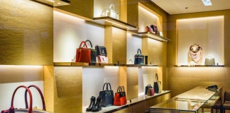 La tentadora oferta de productos "similares" a marcas de lujo provenientes de China esconde serios riesgos legales en Chile. Desconocer la normativa de propiedad industrial puede derivar en sanciones costosas y decomisos para las empresas importadoras. La diligencia debida y la asesoría experta son cruciales para evitar infracciones. Para las empresas chilenas que buscan oportunidades en la importación desde China, especialmente en el sector de artículos de alta gama, es esencial verificar la autenticidad de los productos, revisar los registros de propiedad industrial y analizar el riesgo de confusión. Implementar medidas preventivas sólidas es la mejor estrategia para asegurar un comercio exitoso y sin contratiempos legales. No se requiere una copia exacta para configurar una infracción; basta una similitud que genere confusión en el consumidor. Las empresas deben ser conscientes de su responsabilidad como importadoras y adoptar medidas proactivas, indica Evelyn Muñoz, Gerenta legal de Auditeris.com En el actual escenario del comercio internacional, donde las dinámicas geopolíticas influyen directamente en las cadenas de suministro, la importación desde China, especialmente aquellos vinculados a marcas de lujo como carteras, anteojos y zapatillas, se presenta como una atractiva posibilidad para empresas de distinta envergadura e incluso particulares en Chile. Sin embargo, tras esta promesa comercial de acceder a productos a costos de fabricación aparentemente bajos, promocionados activamente en plataformas digitales, se esconden importantes riesgos legales que deben abordarse con seriedad. La legislación sobre propiedad industrial, tanto a nivel nacional como internacional, protege rigurosamente a las marcas registradas y los diseños industriales, otorgando a sus titulares derechos exclusivos para impedir su uso no autorizado. En Chile, la Ley N°19.039, recientemente modificada, establece claramente que las marcas son signos distintivos protegidos, otorgando a sus dueños el derecho exclusivo de uso. De manera similar, los diseños industriales, definidos como formas tridimensionales con carácter distintivo, también gozan de protección legal contra la fabricación, comercialización o importación no autorizada. Un aspecto especialmente crítico para las empresas importadoras radicada en aquellos productos que, como explica Evelyn Muñoz del área legal de Auditeris.com, “si bien no son réplicas exactas, presentan similitudes con marcas de lujo que podrían inducir un error o confusión en el consumidor. La legislación chilena no exige una reproducción literal para configurar una infracción; basta con que exista un riesgo de confusión o asociación indebida. En este sentido, el Tribunal de Propiedad Industrial aplica un criterio de "apreciación global" para determinar si un producto infringe derechos de propiedad industrial, evaluando la impresión general que el producto genera en el público”. La legislación nacional establece la responsabilidad directa del importador por la introducción en Chile de productos que infrinjan derechos de propiedad industrial, independientemente de si existió o no intención de infringir. El principio de publicidad registral refuerza esta obligación, al establecer que toda empresa debe conocer los registros de marcas y diseños vigentes. Las consecuencias legales para las empresas que incurren en estas infracciones pueden ser severas, incluyendo el decomiso de la mercancía en aduanas, medidas precautorias como la suspensión de la comercialización, acciones civiles por indemnización de perjuicios, multas e incluso la destrucción de los productos falsificados. En este contexto, la abogada Evelyn Muñoz, subraya que “es esencial que las empresas chilenas que ya están importante o evalúan importar productos desde China fortalezcan sus protocolos de cumplimiento en comercio internacional e implementen medidas preventivas robustas”, entre las más relevantes, destaca: Verificación de Autenticidad: Asegurarse de la legitimidad de los productos, exigiendo certificaciones y verificando la autorización de los proveedores. Consulta de Registros Oficiales: Revisar las bases de datos del Instituto Nacional de Propiedad Industrial (INAPI) para confirmar la existencia de registros de marcas y diseños. Análisis de Riesgo de Confusión: Evaluar la apariencia general de los productos para evitar cualquier semejanza que pueda confundir al consumidor. Cláusulas Contractuales y Garantías: Incorporar en los contratos con proveedores cláusulas que asignan responsabilidad en caso de infracción y exijan garantías de indemnización. Asesoría Legal Especializada: Consultar con expertos en propiedad intelectual, comercio internacional y derecho aduanero antes de realizar cualquier operación de importación que involucre productos potencialmente protegidos. La importación de productos desde China representa, sin duda, una oportunidad de crecimiento para muchas empresas chilenas. No obstante, adentrarse en el ámbito de las marcas de lujo sin el debido conocimiento ni medidas preventivas adecuadas puede convertir una promesa de rentabilidad en un complejo y costoso conflicto legal. La protección de la propiedad intelectual no solo es un imperativo legal, sino también una estrategia clave para asegurar la sostenibilidad del negocio y mantener la confianza del consumidor. En un entorno cada vez más globalizado y competitivo, la prevención - basada en la diligencia debida y en la asesoría experta - se consolida como el recurso más eficaz para evitar sanciones y preservar la reputación empresarial. Acerca de Auditeris: Auditeris es una compañía líder en servicios contables, laborales, tributarios, legales y de outsourcing administrativo con más de 50 años de trayectoria, cuenta con equipo de expertos tributarios, auditores, abogados, contadores comprometidos con brindar soluciones eficientes y transparentes para mantener el control de la administración de medianas y grandes empresas, family office y startup. Más información www.auditeris.com.