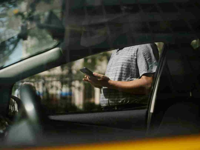 ¿Sabías que moverse con apps de transporte sostenibles puede evitar el CO₂ que generan 900 autos en un año?