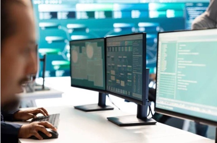 Descubren nueva técnica de ciberataque que sería la evolución del phishing: FileFlex · La investigación revela cómo los ciberdelincuentes ya están probando en entornos reales esta evolución silenciosa de phishing, pasando desapercibidos. Chile, 17 de julio de 2025 – Check Point Research, la división de Inteligencia de Amenazas Check Point® Software Technologies Ltd. (NASDAQ: CHKP), ha identificado una nueva técnica de ingeniería social denominada FileFix, que ya se utiliza en campañas reales. Esta técnica, una evolución del conocido ataque ClickFix, aprovecha la confianza del usuario y acciones cotidianas en Windows para ejecutar comandos maliciosos sin levantar sospechas. A diferencia de ClickFix, que induce a la víctima a ejecutar comandos desde el cuadro de diálogo “Ejecutar” de Windows, FileFix utiliza el entorno aparentemente inofensivo del explorador de archivos. Desde una página web maliciosa, se abre una ventana legítima del explorador y se copia de forma imperceptible un comando PowerShell camuflado al portapapeles del usuario. Cuando se pega lo que parece ser una ruta de archivo en la barra de direcciones del explorador, se ejecuta el código malicioso sin mostrar ninguna alerta visible. Interfaz de usuario gráfica, Texto, Aplicación El contenido generado por IA puede ser incorrecto. Imagen 1. Página de phishing actualizada para distribuir un script malicioso Apenas dos semanas después de la publicación de FileFix por parte del investigador de seguridad mr.d0x el 23 de junio de 2025, Check Point Research identificó actores de amenazas conocidos que comenzaron a probar esta técnica en sus campañas. Este grupo ya había utilizado ClickFix para distribuir troyanos de acceso remoto (RATs), loaders y herramientas de robo de información, dirigidas principalmente a usuarios de plataformas de criptomonedas. El pasado 6 de julio se registró un dominio que alojaba una página de phishing que incorporaba el script FileFix, aunque en esta fase inicial solo entregaba cargas benignas, en preparación para despliegues maliciosos inminentes. El grupo identificado tiene una trayectoria en el uso de malvertising (anuncios patrocinados maliciosos), envenenamiento SEO y suplantación de sitios populares como técnicas de atracción. Un caso reciente redirigía a víctimas desde un anuncio falso de Bing hacia un clon de la web de 1Password, desde donde se ejecutaba un script ClickFix que instalaba la herramienta de acceso remoto NetSupport Manager. Sus campañas están localizadas en múltiples idiomas (inglés, coreano, eslovaco y ruso), lo que refuerza su carácter global y adaptable. Técnicas como ClickFix y FileFix no dependen de vulnerabilidades técnicas sino de manipulación del comportamiento humano. FileFix representa una evolución más discreta y peligrosa, al enmascarar comandos maliciosos en interacciones cotidianas de Windows. Su rápida adopción demuestra la agilidad de los actores de amenazas ante nuevas oportunidades de explotación. Recomendaciones para empresas y usuarios: · Desconfiar de cualquier página web o correo electrónico que solicite realizar acciones manuales inusuales, especialmente copiar y pegar comandos en cuadros de diálogo del sistema o en la barra de direcciones del Explorador de Windows. · Es importante formar a los usuarios para que comprendan que los sitios web y programas legítimos rara vez requieren la ejecución manual de comandos para resolver problemas. · Monitorizar activamente las páginas de phishing que imitan servicios populares o pantallas de verificación de seguridad, en particular aquellas que utilizan plantillas similares a Cloudflare o identificadores falsos recurrentes como los Ray IDs. · Implementar y ajustar reglas de detección en los endpoints que permitan identificar actividad sospechosa en el portapapeles o ejecuciones inusuales de PowerShell provocadas por acciones del usuario. Para protegerse de estas amenazas, existen herramientas que proporcionan protección avanzada contra ataques de ingeniería social mediante análisis de comportamiento, detección proactiva y bloqueo en tiempo real. Estas capacidades permiten identificar manipulación del portapapeles y ejecuciones encubiertas de PowerShell, anticipándose al daño antes de que ocurra. “El ataque FileFix demuestra cómo los ciberdelincuentes continúan perfeccionando técnicas de ingeniería social que no requieren explotar vulnerabilidades técnicas, sino simplemente manipular la confianza del usuario”, afirma Cristian Vásquez, Territory Manager de Check Point Software para Chile. “Por ello, resulta imprescindible reforzar las medidas de protección de endpoints y fomentar una cultura de ciberseguridad basada en la prevención, la formación continua y la verificación de cualquier acción inusual”. Sigue Check Point Research vía: Blog: https://research.checkpoint.com/ Twitter: https://twitter.com/_cpresearch_ Acerca de Check Point Research Check Point Research proporciona inteligencia sobre ciberamenazas a los clientes de Check Point Software y a la comunidad de inteligencia. El equipo de investigación recopila y analiza datos de ciberataques globales almacenados en ThreatCloud para mantener los ciberdelincuentes a raya, al tiempo que se asegura de que todos los productos de Check Point estén actualizados con las últimas protecciones. El equipo de investigación está formado por más de 100 analistas e investigadores que cooperan con otros proveedores de seguridad, las fuerzas de seguridad y varios CERTs. Sigue a Check Point Software a través de: LinkedIn: https://www.linkedin.com/showcase/check-point-software-espana/ X: @CheckPointSpain Facebook: https://www.facebook.com/checkpointsoftware Blog: https://blog.checkpoint.com/ YouTube: https://www.youtube.com/user/CPGlobal Acerca de Check Point Software Technologies Ltd. Check Point Software Technologies Ltd. es un proveedor líder en soluciones de ciberseguridad en la nube basadas en IA que protege a más de 100.000 empresas a nivel mundial. Check Point Software aprovecha el poder de la IA en todos los ámbitos para mejorar la eficiencia y precisión de la ciberseguridad a través de su Plataforma Infinity, con tasas de detección líderes en la industria que permiten una anticipación proactiva a las amenazas y tiempos de respuesta más ágiles e inteligentes. La plataforma integral incluye soluciones cloud compuestas por Check Point Harmony para proteger el entorno laboral, Check Point CloudGuard para asegurar la cloud, Check Point Quantum para proteger la red y Check Point Infinity Core Services para operaciones y servicios de seguridad colaborativos. ©2025 Check Point Software Technologies Ltd. Todos los derechos reservados. Aviso legal sobre declaraciones prospectivas Este comunicado de prensa contiene declaraciones prospectivas. Las declaraciones prospectivas generalmente se refieren a eventos futuros o a nuestro desempeño financiero u operativo futuro. Las declaraciones prospectivas incluidas en este comunicado de prensa incluyen, pero no se limitan a, declaraciones relacionadas con nuestras expectativas respecto al crecimiento futuro, la expansión del liderazgo de Check Point Software en la industria, la mejora del valor para los accionistas y la entrega de una plataforma de ciberseguridad líder en la industria a clientes de todo el mundo. Nuestras expectativas y creencias sobre estos temas pueden no materializarse, y los resultados o eventos futuros están sujetos a riesgos e incertidumbres que podrían hacer que los resultados reales o los eventos difieran significativamente de los proyectados. Las declaraciones prospectivas contenidas en este comunicado de prensa también están sujetas a otros riesgos e incertidumbres, incluyendo aquellos descritos con mayor detalle en nuestros archivos ante la Comisión de Bolsa y Valores (SEC), incluyendo nuestro Informe Anual en el Formulario 20-F presentado ante la SEC el 2 de abril de 2024. Las declaraciones prospectivas en este comunicado de prensa se basan en la información disponible para Check Point Software a la fecha de este documento, y Check Point Software renuncia a cualquier obligación de actualizar cualquier declaración prospectiva, salvo que lo exija la ley. Comunicativa Latam para Check Point Software Chile Mariana Silva/Jeannette Colombo Tel. +56 99 530 60 15 Email: jcolombo@comunicativalatam.com