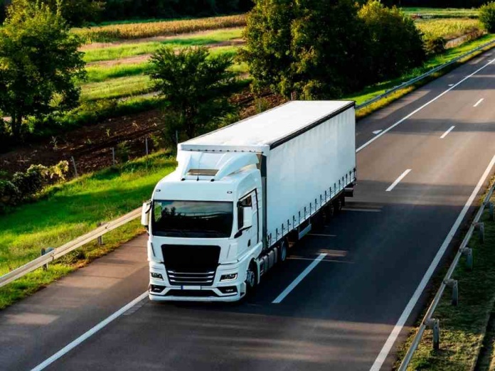 En las rutas de Chile, siempre adelante: Goodyear saluda a los camioneros en su día