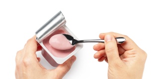 Investigadores Usach ponen a disposición de la industria láctea tecnología que incorpora material reciclado en envases para yogur