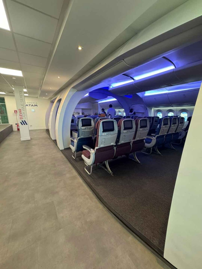 LATAM Airlines Group innova en la capacitación de su tripulación con la primera maqueta Boeing 787 de Sudamérica