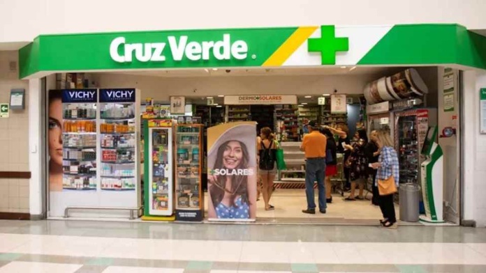 La reorganización de Cruz Verde en medio de despidos: la cadena busca superar las mil farmacias en el país este año