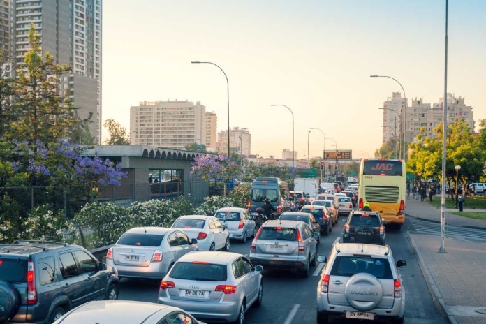 Reale Seguros alerta sobre cinco errores comunes al cambiar de pista y entrega recomendaciones para evitarlos