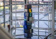 Vuelve “Legoport”: la escultura de maletas regresa al Aeropuerto de Santiago