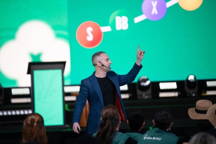 ¿Cómo liderar e inspirar equipos formados por múltiples generaciones? ¿Cómo liderar e inspirar equipos formados por múltiples generaciones?