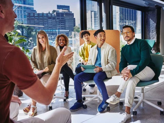 Cuatro generaciones conviviendo en una misma oficina: el nuevo desafío (y oportunidad) para las empresas chilenas