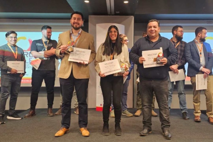 Doctorandos presentan investigaciones en energía solar en la plenaria SERC Chile 2025