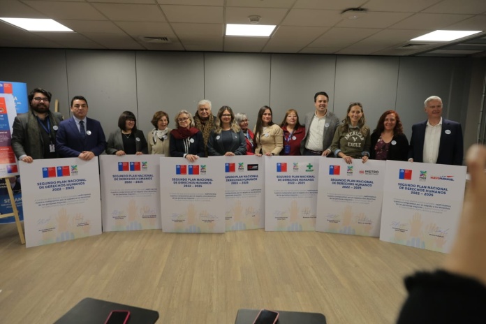 Aeropuerto de Santiago y SENAMA firman compromiso de buen trato con personas mayores