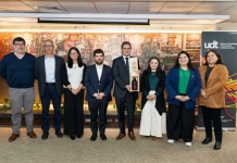 Hito nacional: UdeC entregó a subsecretario de Energía el primer litro de combustible de aviación hecho con plásticos reciclados