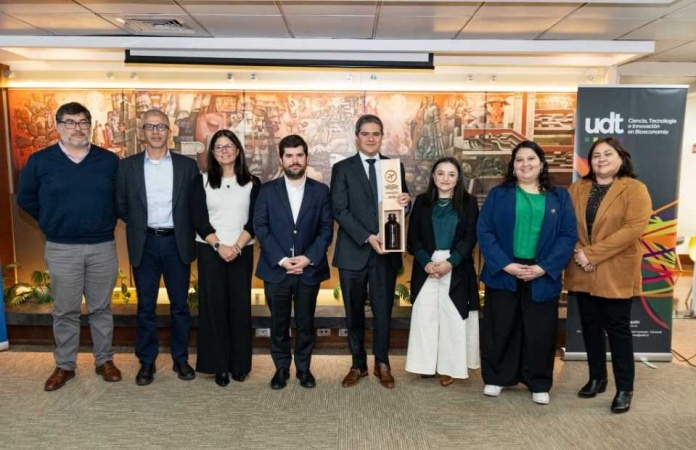 Hito nacional: UdeC entregó a subsecretario de Energía el primer litro de combustible de aviación hecho con plásticos reciclados