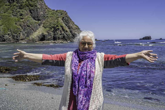 Se abren las postulaciones para encontrar a los Nuevos Héroes 2025 ● Casos como el de Elicia Ruiz, los Granjeros del Futuro o el Doctor Pudú siguen inspirando la búsqueda de quienes transforman sus comunidades sin esperar nada a cambio. ● La campaña 2025 ya está en marcha y busca visibilizar a esos héroes anónimos que cambian el país desde el anonimato. Santiago, agosto de 2025.- Hace 30 años, en el sector rural de Chaquihuán, comuna de Los Muermos, Elicia Ruiz (77) tuvo una idea que cambiaría su vida y la de muchas otras mujeres: transformar su casa, invernadero y huerta en el Taller Laboral Las Camelias, un espacio donde enseñar a sus vecinas a cultivar la tierra, generar ingresos propios y avanzar hacia una independencia económica impensada para la época. En plena década de los 90, cuando pocas mujeres se atrevían a cuestionar los roles asignados –y menos aún en el mundo rural–, Elicia abrió un camino que hoy sigue floreciendo. Lo que partió como un acto silencioso de solidaridad se transformó en una revolución cotidiana que lleva tres décadas cambiando realidades. Gracias a su visión, generosidad y liderazgo, Elicia fue reconocida como la ganadora de Nuevos Héroes 2024, una distinción que la hizo conocida en todo Chile. El impacto de su historia refleja el espíritu de Nuevos Héroes, iniciativa que este año cumple 16 años destacando a quienes lideran grandes obras desde el anonimato. El taller de Elicia, que sigue funcionando sin financiamiento externo, ha formado una red de mujeres agricultoras que comercializan sus productos, intercambian semillas y se apoyan mutuamente en lo económico, emocional y espiritual. Casos como el de Elicia siguen inspirando la búsqueda de quienes transforman sus comunidades sin esperar nada a cambio. La campaña Nuevos Héroes 2025 ya está en marcha y busca visibilizar a esas personas que cambian el país desde lo invisible. “La motivación sigue siendo la misma desde 2009: hacer visibles a esos héroes que actúan desde el anonimato, que ayudan sin esperar nada a cambio y que nos recuerdan que la solidaridad aún es un valor esencial. Después de 16 años, sabemos que esta causa ya es parte de nuestra identidad”, señala Verónica Villarroel, gerenta de Personas y Comunicaciones de Caja Los Héroes. Cómo postular a un Nuevo Héroe Las personas que deseen postular a un Nuevo Héroe lo pueden hacer hasta el 10 de octubre de 2025, a través del sitio web oficial www.nuevosheroes.cl o de manera presencial en cualquiera de las 160 sucursales de Caja Los Héroes distribuidas a lo largo del país. Las historias postuladas serán revisadas por un jurado especializado, compuesto por autoridades, líderes sociales y comunicacionales, y también por ganadores de ediciones anteriores, quienes aportan una mirada única sobre el valor de esta experiencia. El objetivo es seleccionar a finalistas de distintas zonas del país, asegurando una representación diversa y equitativa. Los finalistas representarán las tres macrozonas definidas territorialmente según la subcategorización del Instituto Nacional de Estadísticas (INE): ● Zona norte: Arica y Parinacota, Tarapacá, Antofagasta, Atacama y Coquimbo. ● Zona centro: Valparaíso, Metropolitana, O’Higgins, Maule, Ñuble y Biobío. ● Zona sur: La Araucanía, Los Ríos, Los Lagos, Aysén y Magallanes. El proceso se caracteriza por su rigor y diversidad, y permite incluir historias provenientes de todos los rincones de Chile. Comunidad Nuevos Héroes: una red que sigue creciendo Detrás de cada edición de esta campaña hay historias que no solo emocionan, sino que también se conectan. Así es como surgió la Comunidad Nuevos Héroes, integrada por personas como Elicia Ruiz y también por Marco Aceituno y Macarena Valdés, los innovadores Granjeros del Futuro (ganadores en 2022), y Javier Cabello, el Doctor Pudú (ganador en 2023), veterinario dedicado a rescatar y rehabilitar la fauna silvestre de Chiloé. Todos ellos hoy actúan como embajadores de esta causa, compartiendo valores como la empatía, la solidaridad y el compromiso social. A lo largo de los años, entre estos héroes anónimos han surgido lazos de amistad, colaboración y hasta nuevas iniciativas sociales. Son ejemplos vivientes de que el reconocimiento no solo visibiliza, sino que también une a quienes están cambiando Chile desde el anonimato. “Sabemos que en todo Chile hay personas que lideran silenciosamente grandes transformaciones. Esta campaña es una invitación a reconocerlos y a decirles, por fin, gracias”, concluye Verónica Villarroel.