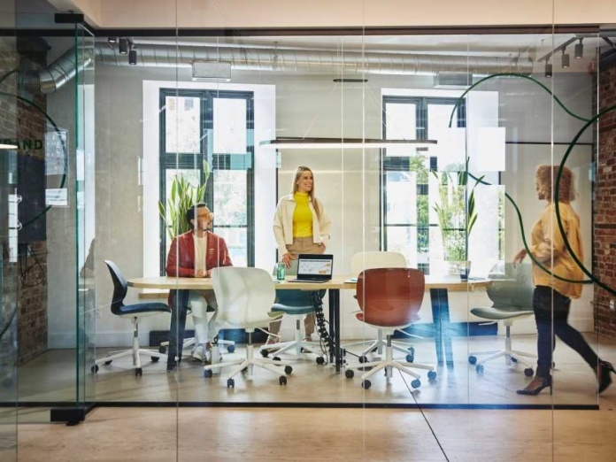 Workmonitor 2025: La seguridad laboral y el equilibrio entre trabajo y vida personal siguen marcando la agenda del talento en Chile