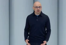 Demis Hassabis, CEO de Google DeepMind, es tajante: «La IA ya no habla, está aprendiendo a sentir y pensar el mundo» Demis Hassabis, CEO de Google DeepMind, es tajante: "La IA ya no habla, está aprendiendo a sentir y pensar el mundo"