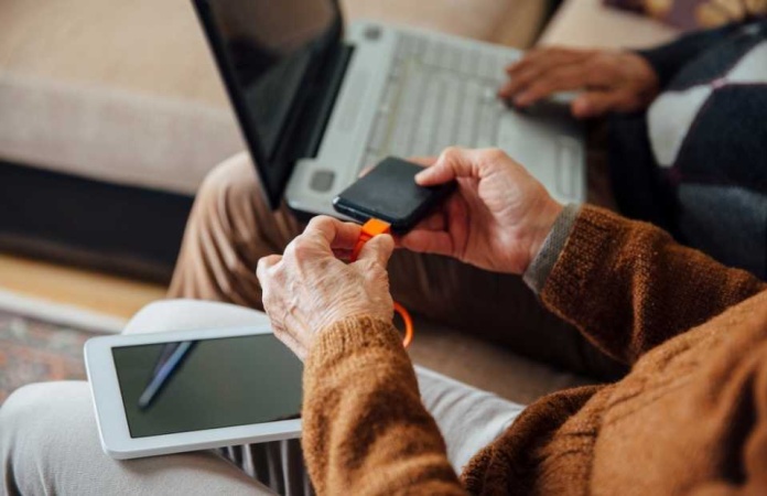 Brecha digital en Chile: el desafío de incluir a los adultos mayores en la era tecnológica