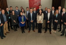 Chile Data Centers participará en DCD>Connect LATAM 2025, el encuentro líder de infraestructura digital La asociación que representa a la industria chilena de data centers estará presente en Cancún, llevando la voz del país a un evento internacional clave y consolidando el rol de Chile como hub digital regional. Santiago, septiembre de 2025 - Chile Data Centers, la asociación que agrupa y representa a la industria de los data centers en el país, estará presente en DCD>Connect LATAM 2025, el encuentro más relevante de infraestructura digital en Latinoamérica, que se desarrollará el próximo 30 de septiembre y 1 de octubre en México. La presencia de Chile Data Centers en espacios de esta magnitud reflejan la creciente relevancia del país en el mapa digital de la región y visibiliza el alcance de la industria nacional en un escenario de alto nivel internacional. “Formar parte de un evento internacional de alto nivel para Chile Data Centers es una gran oportunidad para dar mayor visibilidad a la industria chilena en el ecosistema regional y global de data centers. Buscamos abrir nuevos espacios de colaboración, generar alianzas estratégicas y proyectar a Chile como un hub digital confiable, sostenible y competitivo en la región”, señaló Catalina Achermann, gerente general de Chile Data Centers. Nutrida agenda en México Los ejecutivos del gremio estarán participando en distintas actividades durante los dos días del evento. Francisco Basoalto, presidente de Chile Data Centers, participará del acto inaugural del evento, como orador y en representación de la industria nacional de data centers. Además, integrará el panel “Infraestructura IT – ¿Tu estrategia de cooling sobrevivirá a la era de la alta densidad?”, el 1 de octubre, junto a representantes de ASHRAE Argentina Chapter, Banco Popular Dominicano, CEMEX y KIO Data Centers. A esto se suma los espacios de conversación que tendrán los representantes de la asociación durante el evento: el vicepresidente Gonzalo Atán estará participando del DCD>Studio, mientras Catalina Achermann abordará los temas más relevantes para la industria en una nueva DCD>Talks. Asimismo, la comitiva chilena cerrará la última jornada con un workshop especialmente dedicado a las oportunidades y desafíos de la industria de data centers en Chile, el que tendrá como panelistas a tres socios fundadores de la entidad gremial. Este despliegue refuerza el compromiso de Chile Data Centers con proyectar la voz de la industria chilena en distintos espacios de alto alcance, consolidando su rol como referente en Latinoamérica. Sobre Chile Data Centers Chile Data Centers es la primera asociación gremial dedicada exclusivamente a impulsar el ecosistema de centros de datos en el país. Nace con la convicción de que Chile puede consolidarse como un hub digital estratégico para América Latina, liderando a los actores más relevantes del sector para fortalecer su crecimiento, visibilidad e impacto.