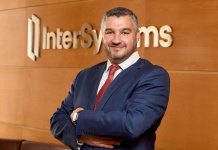 Interoperabilidad e IA: el motor de un nuevo ecosistema de salud Por: Martín Kozak, Country Manager de InterSystems Chile. En los últimos años, Chile ha dado pasos decisivos hacia la digitalización de su sistema de salud. La entrada en vigencia de la Ley de Interoperabilidad y la discusión en torno a la regulación de inteligencia artificial (IA) marcan un punto de inflexión. Por primera vez, tenemos el marco legal y tecnológico necesario para que la información clínica fluya, se conecte y genere valor real. ¿Pero cómo podemos transformar los datos clínicos en decisiones accionables? No basta con que solo mejoraremos la eficiencia del sistema, sino que también debemos elevar la experiencia del paciente e impulsar el trabajo de los equipos médicos. Hoy, más de 2,5 millones de personas se encuentran en lista de espera en Chile, según cifras oficiales del Ministerio de Salud. Esa presión estructural no solo responde a la escasez de recursos físicos o humanos, sino también a cómo gestionamos la información. Exámenes duplicados, decisiones clínicas con antecedentes incompletos y pacientes que transitan por distintos niveles sin continuidad de cuidado son síntomas de un sistema que aún funciona en silos. La fragmentación no es solo un problema operativo, es una barrera directa a una atención segura y oportuna. Para resolverlo, debemos avanzar desde la digitalización de procesos hacia una integración real de datos, donde la interoperabilidad y la IA se conviertan en habilitadores del cuidado. Uno de los principales desafíos es que no interrumpa el flujo clínico, sino que lo acompañe. En vez de sumar más pasos al trabajo asistencial, se debe liberar tiempo, simplificar tareas y mejorar el acceso a la información relevante. Algunas experiencias locales ya han probado que esto es posible. Herramientas que permiten registrar automáticamente una consulta médica a partir de la conversación con el paciente, por ejemplo, han mostrado resultados prometedores: se genera un registro más completo, se eliminan tiempos de tecleo y el profesional puede centrarse en lo que realmente importa. Estos avances no buscan reemplazar a nadie, sino reducir la carga operativa que muchas veces aleja a los equipos de su rol más humano. Desde nuestro rol como actores del ecosistema tecnológico en salud, hemos visto cómo esta transformación solo puede sostenerse si se basa en tres pilares: gobernanza, seguridad y protección de los datos. Para que la IA genere valor clínico real, los datos deben estar estructurados, disponibles en tiempo real y ser confiables. Y eso no se resuelve solo con software. Se necesita un modelo de trabajo conjunto, estándares compartidos y una institucionalidad robusta que garantice el uso ético de la tecnología y la transparencia en el manejo de la información. La confianza no es un subproducto de la digitalización: es su condición de posibilidad. En este contexto, la Ley de Interoperabilidad es un avance fundamental. Obliga a los sistemas públicos y privados a compartir información clínica de manera segura y eficiente. Pero aún queda camino por recorrer. Necesitamos una política de Estado que garantice continuidad, financiamiento y capital humano especializado. La creación de una agencia independiente de salud digital —como ha ocurrido con éxito en otros países— podría ser una herramienta eficaz para consolidar esta visión, acelerar la implementación y asegurar que la interoperabilidad se traduzca en beneficios tangibles para las personas. Por lo tanto, no basta con tener marcos normativos o soluciones tecnológicas. Necesitamos coordinación entre el sector público y privado, una cultura que fomente la adopción, y mecanismos que midan el impacto real de estas herramientas en la calidad del cuidado. Como país, tenemos las condiciones para dar este salto. Contamos con niveles de conectividad destacados, soluciones probadas y una comunidad clínica dispuesta a innovar. Tanto la inteligencia artificial como la interoperabilidad, no son un fin en sí mismas, sino un medio para humanizar la atención, reducir brechas y empoderar a los equipos clínicos. Si ponemos al paciente en el centro, diseñamos con propósito y avanzamos con responsabilidad, podemos construir un sistema de salud más justo, accesible y eficiente. Y ese futuro empieza con las decisiones que tomemos hoy.