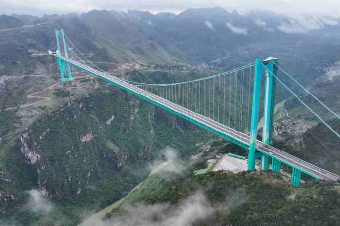 Ingeniería China bate record con el puente más alto del mundo Ingeniería China bate record con el puente más alto del mundo