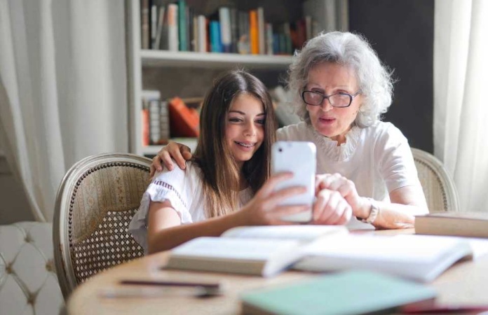Adultos mayores también enseñan online: más de 680 profesores chilenos sobre 65 años dan clases en Superprof 