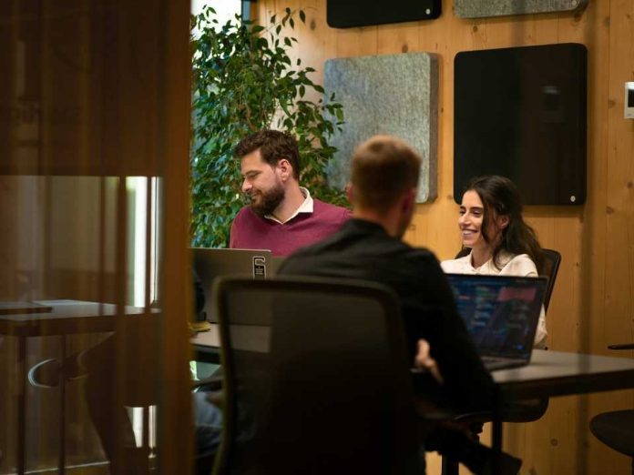 Amistad en el trabajo: 80% de los trabajadores en Chile confirma tener amigos surgidos del ámbito laboral