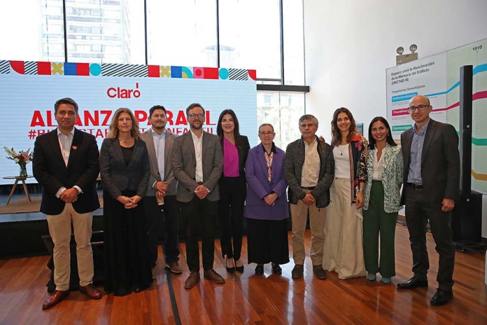 Alianza público-privada por el bienestar digital: Claro Chile y diversas organizaciones firman compromiso conjunto