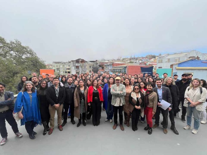 Chile avanza hacia una Agenda Nacional de Turismo Creativo para diversificar su industria turística El encuentro “Inspiración para el diseño de experiencias de turismo creativo” reunió en Valparaíso a representantes del sector público, privado, académico y cultural, para fortalecer la vinculación entre turismo y creatividad en los territorios. El evento se llevó a cabo en el Museo del Inmigrante, Destino Valparaíso y fue una actividad liderada por Transforma Turismo, iniciativa impulsada por Corfo, en el marco del trabajo que desarrolla este programa nacional para la creación de una Agenda Nacional de Turismo Creativo. La finalidad es contribuir a la diversificación de la oferta turística, línea de trabajo que busca impulsar experiencias innovadoras que integren la cultura y las industrias creativas en el desarrollo turístico del país. Un trabajo articulado que surge en colaboración desde el Comité Gestor Nacional de Turismo Creativo, conformado el año 2023, e integrado por actores clave de la Subsecretaría de Turismo, Sernatur, Mincap, ChileSertur, la Red Nacional de Territorios Creativos (RNTC), y los programas estratégicos nacionales Transforma Turismo y Chilecreativo, ambos impulsados por Corfo. El Encuentro “Inspiración para el diseño de experiencias de turismo creativo” congregó a más de un centenar de operadores y guías turísticos, agentes culturales y creativos, representantes de instituciones públicas, académicas y programas territoriales, quienes compartieron experiencias y reflexiones sobre cómo la creatividad puede transformar la manera de vivir y ofrecer el turismo en Chile, de manera sostenible. El programa incluyó exposiciones sobre los lineamientos de la Agenda Nacional de Turismo Creativo, y un conversatorio sobre el impulso del turismo creativo en Chile, que contó con la participación de Francisca Maturana (Secretaría Ejecutiva de Economía Creativa, MINCAP), Angie Almendras (Subsecretaría de Turismo), Mauricio Cifuentes (gerente de Chilecreativo), y Evelyn Henríquez (presidenta de ChileSertur y representante de la gobernanza de Transforma Turismo), bajo la moderación de Marilyn Masbernat, gerenta del programa Transforma Turismo. Posteriormente, se presentaron casos inspiradores de turismo creativo, como la Granja Aromática Los Aromos (Limache), el Festival Internacional de Fotografía de Valparaíso, Valparaíso Street Art y Ecomapu Travel, iniciativas que integran la creatividad y la identidad cultural local en experiencias turísticas innovadoras. “Hoy nos reunimos en torno al turismo creativo, que representa una gran oportunidad para diversificar la oferta turística de Chile, fortaleciendo la identidad de los territorios y generando valor a partir de su cultura y creatividad. Desde Transforma Turismo, impulsamos este trabajo colaborativo desde el Comité Gestor, integrado por actores clave del ecosistema, con el fin de construir una agenda nacional que potencie estas experiencias en todo el país” indicó, Marilyn Masbernat, gerenta de Transforma Turismo. Por su parte, Evelyn Henríquez, presidenta de ChileSertur, afirmó que “El turismo creativo nos invita a conectar la autenticidad de cada territorio con su desarrollo económico local y sus comunidades. Además, contribuye significativamente al relato país, ya que las experiencias creativas generan un vínculo emocional que conecta a los visitantes con la cultura local y el patrimonio, a la vez que fortalece la sostenibilidad de los destinos. Por eso, este encuentro es de gran importancia, ya que permite estrechar lazos y entregar herramientas para el diseño y comercialización de estas experiencias”. Desde Chilecreativo, su gerente, Mauricio Cifuentes, subrayó la relevancia del trabajo articulado entre los programas e instituciones nacionales: “El turismo creativo es un espacio natural de encuentro entre las industrias culturales/creativas y el turismo. Esta agenda conjunta con Transforma Turismo nos permite avanzar hacia un modelo de desarrollo descentralizado, más innovador, que nos permitirá un trabajo que transcienda en el tiempo, con foco en los activos de mayor valor en nuestro país, que son su identidad territorial”. El encuentro cerró con un espacio de networking y colaboración, donde los asistentes coincidieron en la importancia de seguir fortaleciendo los lazos entre el turismo, la cultura y las industrias creativas para construir un modelo turístico sostenible, participativo y de alto valor agregado.