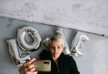 Las bacterias que acechan comidas y restaurantes: los “héroes” silenciosos para evitar miles de intoxicaciones al año De acuerdo a cifras del Ministerio de Salud, el 42% de los brotes de enfermedades transmitidas por alimentos son por comidas y platos preparados. Los primeros días de octubre se desarrolló la 13ª edición de Food Service, uno de los principales eventos de la industri,a que contó con un récord de más de 50 mil visitantes, reivindicando la gran atención que tiene el sector gastronómico en Chile. Las nuevas fórmulas de limpieza no solo son más eficaces, sino también biodegradables y de bajo consumo de agua y energía. Santiago de Chile. Octubre, 2025.- En Chile, las enfermedades transmitidas por alimentos siguen siendo una amenaza silenciosa. La falta de procesos de limpieza adecuados puede transformar un plato apetitoso en un riesgo sanitario. Desde la producción en origen hasta el restaurante o delivery, la correcta desinfección es el eslabón invisible que garantiza que los alimentos lleguen sin contaminación al consumidor final. Aunque muchas veces no se hable de ello, los datos del Ministerio de Salud son claros: 42% de los brotes de enfermedades transmitidas por alimentos son por comidas y platos preparados[1], solo en 2024 se detectaron más de 1.300 Enfermedades Transmitidas por Alimentos (ETA). En su mayoría, los brotes se asocian a bacterias como Salmonella, Listeria y E. coli, microorganismos que pueden proliferar en superficies, utensilios o equipos cuando la limpieza no se realiza correctamente. La realidad es que no basta con “limpiar” a simple vista. La sanitización efectiva requiere fórmulas especializadas, diluciones precisas y protocolos que aseguren la eliminación total de agentes patógenos. Un pequeño error en ese proceso puede generar grandes consecuencias para la salud y la reputación de cualquier negocio del rubro gastronómico o alimentario. La nueva generación de productos higienizantes ha revolucionado la manera en que la industria enfrenta estos desafíos. Los desinfectantes a base de amonio cuaternario de última generación se han convertido en aliados clave para eliminar microorganismos resistentes y mantener los más altos estándares de inocuidad. Actualmente desde empresas como Ecolab, líder en soluciones de agua y higiene, aseguran que para atender a restaurantes reconocidos internacionalmente, se trabaja con soluciones de 5ª generación para profesionalizar el tratamiento de patógenos y se minimiza el uso de agua en hasta un 50%.[2] “A nivel industrial y gastronómico, se emplean verdaderos “héroes” en las cocinas, soluciones concentradas de limpieza, detergentes alcalinos de alto rendimiento y sistemas automatizados de dosificación y monitoreo, que reducen errores humanos y garantizan resultados consistentes. Todo ello se enmarca en normativas como HACCP (Análisis de Peligros y Puntos Críticos de Control) y estándares internacionales de la FDA y la NSF, que promueven la inocuidad alimentaria de principio a fin”, indica Constanza López, líder del área Institucional de Ecolab a nivel Latam. “La desinfección es una cultura, no una tarea” “La prevención es más que una exigencia: es una cultura organizacional. Nuestro trabajo busca acompañar a las empresas en la implementación de sistemas de limpieza medibles, sostenibles y seguros. La desinfección no puede ser un acto aislado o reactivo; debe ser parte del ADN de cada cocina, planta o centro logístico. Cada alimento seguro es el resultado de una cadena de responsabilidad compartida”, explica López. “Acabamos de participar en la 13ª edición de la Feria Food Service y pudimos comprobar con los clientes más exigentes de la industria que hay un gran interés en la innovación por soluciones efectivas, confiables y que posicionen el concepto del compromiso medioambiental con procesos como el lavado de cubiertos, pisos y superficies que necesitan estándares seguros para ofrecer a las familias y cumplimiento de autoridades”, acota López. El desafío es doble: mantener la inocuidad sin comprometer el medioambiente. Por ello, las nuevas fórmulas de limpieza no solo son más eficaces, sino también biodegradables y de bajo consumo de agua y energía. Las empresas que adoptan estos procesos no solo reducen riesgos de contaminación, sino que también avanzan hacia una operación más sostenible, alineada con los Objetivos de Desarrollo Sostenible (ODS) y las nuevas exigencias del consumidor moderno. En tiempos donde la seguridad alimentaria es tema de conversación global, la limpieza y la desinfección profesional se transforman en sinónimo de confianza y calidad. Implementar buenas prácticas sanitarias no es solo una obligación regulatoria, sino una inversión directa en la salud de los consumidores y en la reputación de toda la cadena alimentaria. La próxima vez que te sientes a comer, recuerda: cada alimento seguro pasó por cientos de procesos invisibles de control, limpieza y desinfección. Detrás de cada bocado sin riesgo hay ciencia, tecnología y compromiso humano trabajando en silencio —para que tu plato sea mucho más que delicioso: sea seguro. Sobre Ecolab: Un socio de confianza para millones de clientes, Ecolab (NYSE:ECL) es un líder mundial en sostenibilidad que ofrece soluciones y servicios de agua, higiene y prevención de infecciones que protegen a las personas y los recursos vitales para la vida. Basándose en un siglo de innovación, Ecolab tiene ventas anuales de $15.000 millones, emplea a más de 48.000 colaboradores y opera en más de 170 países de todo el mundo. La empresa ofrece soluciones científicas integrales, conocimientos basados en datos y un servicio de primera clase para mejorar la seguridad alimentaria, mantener entornos limpios y seguros y optimizar el uso del agua y la energía. Las soluciones innovadoras de Ecolab mejoran la eficiencia operativa y la sostenibilidad de los clientes en los mercados de la alimentación, la sanidad, las ciencias de la vida, la hotelería y la industria. www.ecolab.com [1] Comunicado publicado por la Agencia Mediabanco citando como fuente al área de Epidemiología: Consultado 6 octubre 2025. https://www.mediabanco.com/campana-de-verano-42-de-los-brotes-de-enfermedades-transmitidas-por-alimentos-son-por-comidas-y-platos-preparados/ [2] Productos de limpieza de suelos. Consultado el 6 octubre 2025. https://es-es.ecolab.com/pages/meet-our-kitchen-heroes