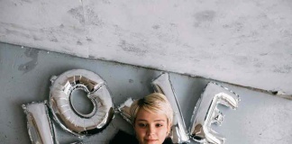 Las bacterias que acechan comidas y restaurantes: los “héroes” silenciosos para evitar miles de intoxicaciones al año De acuerdo a cifras del Ministerio de Salud, el 42% de los brotes de enfermedades transmitidas por alimentos son por comidas y platos preparados. Los primeros días de octubre se desarrolló la 13ª edición de Food Service, uno de los principales eventos de la industri,a que contó con un récord de más de 50 mil visitantes, reivindicando la gran atención que tiene el sector gastronómico en Chile. Las nuevas fórmulas de limpieza no solo son más eficaces, sino también biodegradables y de bajo consumo de agua y energía. Santiago de Chile. Octubre, 2025.- En Chile, las enfermedades transmitidas por alimentos siguen siendo una amenaza silenciosa. La falta de procesos de limpieza adecuados puede transformar un plato apetitoso en un riesgo sanitario. Desde la producción en origen hasta el restaurante o delivery, la correcta desinfección es el eslabón invisible que garantiza que los alimentos lleguen sin contaminación al consumidor final. Aunque muchas veces no se hable de ello, los datos del Ministerio de Salud son claros: 42% de los brotes de enfermedades transmitidas por alimentos son por comidas y platos preparados[1], solo en 2024 se detectaron más de 1.300 Enfermedades Transmitidas por Alimentos (ETA). En su mayoría, los brotes se asocian a bacterias como Salmonella, Listeria y E. coli, microorganismos que pueden proliferar en superficies, utensilios o equipos cuando la limpieza no se realiza correctamente. La realidad es que no basta con “limpiar” a simple vista. La sanitización efectiva requiere fórmulas especializadas, diluciones precisas y protocolos que aseguren la eliminación total de agentes patógenos. Un pequeño error en ese proceso puede generar grandes consecuencias para la salud y la reputación de cualquier negocio del rubro gastronómico o alimentario. La nueva generación de productos higienizantes ha revolucionado la manera en que la industria enfrenta estos desafíos. Los desinfectantes a base de amonio cuaternario de última generación se han convertido en aliados clave para eliminar microorganismos resistentes y mantener los más altos estándares de inocuidad. Actualmente desde empresas como Ecolab, líder en soluciones de agua y higiene, aseguran que para atender a restaurantes reconocidos internacionalmente, se trabaja con soluciones de 5ª generación para profesionalizar el tratamiento de patógenos y se minimiza el uso de agua en hasta un 50%.[2] “A nivel industrial y gastronómico, se emplean verdaderos “héroes” en las cocinas, soluciones concentradas de limpieza, detergentes alcalinos de alto rendimiento y sistemas automatizados de dosificación y monitoreo, que reducen errores humanos y garantizan resultados consistentes. Todo ello se enmarca en normativas como HACCP (Análisis de Peligros y Puntos Críticos de Control) y estándares internacionales de la FDA y la NSF, que promueven la inocuidad alimentaria de principio a fin”, indica Constanza López, líder del área Institucional de Ecolab a nivel Latam. “La desinfección es una cultura, no una tarea” “La prevención es más que una exigencia: es una cultura organizacional. Nuestro trabajo busca acompañar a las empresas en la implementación de sistemas de limpieza medibles, sostenibles y seguros. La desinfección no puede ser un acto aislado o reactivo; debe ser parte del ADN de cada cocina, planta o centro logístico. Cada alimento seguro es el resultado de una cadena de responsabilidad compartida”, explica López. “Acabamos de participar en la 13ª edición de la Feria Food Service y pudimos comprobar con los clientes más exigentes de la industria que hay un gran interés en la innovación por soluciones efectivas, confiables y que posicionen el concepto del compromiso medioambiental con procesos como el lavado de cubiertos, pisos y superficies que necesitan estándares seguros para ofrecer a las familias y cumplimiento de autoridades”, acota López. El desafío es doble: mantener la inocuidad sin comprometer el medioambiente. Por ello, las nuevas fórmulas de limpieza no solo son más eficaces, sino también biodegradables y de bajo consumo de agua y energía. Las empresas que adoptan estos procesos no solo reducen riesgos de contaminación, sino que también avanzan hacia una operación más sostenible, alineada con los Objetivos de Desarrollo Sostenible (ODS) y las nuevas exigencias del consumidor moderno. En tiempos donde la seguridad alimentaria es tema de conversación global, la limpieza y la desinfección profesional se transforman en sinónimo de confianza y calidad. Implementar buenas prácticas sanitarias no es solo una obligación regulatoria, sino una inversión directa en la salud de los consumidores y en la reputación de toda la cadena alimentaria. La próxima vez que te sientes a comer, recuerda: cada alimento seguro pasó por cientos de procesos invisibles de control, limpieza y desinfección. Detrás de cada bocado sin riesgo hay ciencia, tecnología y compromiso humano trabajando en silencio —para que tu plato sea mucho más que delicioso: sea seguro. Sobre Ecolab: Un socio de confianza para millones de clientes, Ecolab (NYSE:ECL) es un líder mundial en sostenibilidad que ofrece soluciones y servicios de agua, higiene y prevención de infecciones que protegen a las personas y los recursos vitales para la vida. Basándose en un siglo de innovación, Ecolab tiene ventas anuales de $15.000 millones, emplea a más de 48.000 colaboradores y opera en más de 170 países de todo el mundo. La empresa ofrece soluciones científicas integrales, conocimientos basados en datos y un servicio de primera clase para mejorar la seguridad alimentaria, mantener entornos limpios y seguros y optimizar el uso del agua y la energía. Las soluciones innovadoras de Ecolab mejoran la eficiencia operativa y la sostenibilidad de los clientes en los mercados de la alimentación, la sanidad, las ciencias de la vida, la hotelería y la industria. www.ecolab.com [1] Comunicado publicado por la Agencia Mediabanco citando como fuente al área de Epidemiología: Consultado 6 octubre 2025. https://www.mediabanco.com/campana-de-verano-42-de-los-brotes-de-enfermedades-transmitidas-por-alimentos-son-por-comidas-y-platos-preparados/ [2] Productos de limpieza de suelos. Consultado el 6 octubre 2025. https://es-es.ecolab.com/pages/meet-our-kitchen-heroes