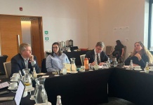 Conversación abierta. 1 mensaje no leído. Ir al contenido Uso de Gmail con lectores de pantalla label:p-p-innova 2 de 1.306 Fwd: Comunicado de prensa: Líderes empresariales participaron en sesión del Consejo CTCI para dialogar sobre Estrategia Nacional de Ciencia, Tecnología, Conocimiento e Innovación Recibidos P/P Innova Prensa Portal Innova Adjuntos 8:01 (hace 3 horas) para mí Parece que este mensaje está en inglés P Innova pf. Atte Portal Innova prensa@portalinnova.cl portalinnova.cl agenciagrado8.cl grupoprensadigital.cl Grupo Prensa Digital - Portales: portalinnova.cl portalagrochile.cl portalprensasalud.cl prensaeventos.cl portaleduca.cl portalredsalud.cl | linkedin.com/showcase/portal-innova | x.com/PrensaInnova | facebook.com/PortalInnovaChile | instagram.com/grupoprensadigital | ---------- Forwarded message --------- De: Prensa Bee Partners Date: mié, 8 oct 2025 a las 17:24 Subject: Comunicado de prensa: Líderes empresariales participaron en sesión del Consejo CTCI para dialogar sobre Estrategia Nacional de Ciencia, Tecnología, Conocimiento e Innovación To: Prensa Bee Partners Estimados editores (as), buenas tardes: Junto con saludar, les comparto un comunicado de prensa sobre la última sesión del Consejo Nacional de Ciencia, Tecnología, Conocimiento e Innovación (CTCI), que contó con la participación de tres de los principales representantes del mundo empresarial: Rosario Navarro (SOFOFA), Daniel Mas (CPC) y Holger Paulmann (Icare). Fue una instancia especialmente relevante, donde se abordaron los desafíos y oportunidades que enfrenta Chile en innovación, productividad y competitividad, con miradas muy complementarias para el diseño de políticas públicas que fortalezcan la relación entre ciencia y desarrollo económico. Se agradece su difusión Saludos, Líderes empresariales participaron en sesión del Consejo CTCI para dialogar sobre Estrategia Nacional de Ciencia, Tecnología, Conocimiento e Innovación Santiago, 08 de octubre de 2025.– El Consejo Nacional de Ciencia, Tecnología, Conocimiento e Innovación para el Desarrollo (Consejo Nacional de CTCI) realizó una nueva sesión de trabajo en el marco de la actualización de la Estrategia Nacional CTCI, documento que será entregado a la próxima Presidencia de la República en 2026. La instancia contó con la participación de destacados representantes de tres de las principales instituciones empresariales del país: Rosario Navarro, presidenta de la SOFOFA; Daniel Mas, vicepresidente de la CPC; y Holger Paulmann, presidente de Icare. Cada uno de ellos presentó su visión respecto de los desafíos y oportunidades que enfrenta Chile en materia de innovación, productividad y competitividad, aportando miradas clave para el diseño de políticas públicas que fortalezcan la relación entre ciencia y desarrollo económico. En la conversación, Daniel Mas destacó la necesidad de fortalecer el ecosistema de innovación: “creemos que la tecnología, la innovación y la ciencia son fundamentales para lograr volver a crecer. Tenemos que capacitar a más gente e invitar a empresas medianas a innovar, para que la innovación llegue de buena forma a todo el aparato productivo”. Rosario Navarro coincidió en la urgencia de este desafío, subrayando que “hoy enfrentamos desafíos tecnológicos, geopolíticos, ambientales y sociales. El sector empresarial es un motor del crecimiento y la empleabilidad, y no podemos restarnos de esta conversación. El conocimiento de la ciencia y la tecnología debe tener una transferencia directa al negocio, porque eso hará a Chile más competitivo y generará oportunidades para todos”. Desde ICARE, Holger Paulmann puso el acento en la colaboración público-privada como base de una estrategia compartida: “La colaboración público-privada y el diálogo son condiciones fundamentales para que Chile recupere crecimiento y competitividad. Si logramos articular ciencia, innovación y empresas en un mismo rumbo, tenemos la oportunidad de volver a crecer con más fuerza y proyectarnos al mundo”, comentó el presidente de ICARE. La presidenta del Consejo, Silvia Díaz, valoró la presencia del sector privado y señaló que “la participación de los gremios empresariales es fundamental para asegurar que la Estrategia Nacional de CTCI 2026 se conecte con las necesidades reales de las industrias, sin perder de vista los objetivos de equidad, sostenibilidad y proyección país”. En esa misma línea, Nicolás Burr, consejero del CTCI y gerente general de Grupo CAP, destacó que “la presencia de SOFOFA, CPC e Icare refleja el interés del empresariado por colaborar con la academia y el sector público. La innovación no es sólo inversión en ciencia y tecnología, también es actitud, colaboración y procesos dentro de las compañías. Chile debe aspirar no solo a liderar en exportación, sino también en innovación y creación de conocimiento en sus sectores estratégicos”. Con estas instancias, el Consejo Nacional de CTCI avanza en la definición de lineamientos estratégicos que orientarán la inversión y las políticas públicas en ciencia, tecnología, conocimiento e innovación para los próximos años. 3 archivos adjuntos • Analizado por Gmail Página 2 de 2