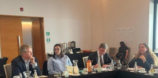 Conversación abierta. 1 mensaje no leído. Ir al contenido Uso de Gmail con lectores de pantalla label:p-p-innova 2 de 1.306 Fwd: Comunicado de prensa: Líderes empresariales participaron en sesión del Consejo CTCI para dialogar sobre Estrategia Nacional de Ciencia, Tecnología, Conocimiento e Innovación Recibidos P/P Innova Prensa Portal Innova Adjuntos 8:01 (hace 3 horas) para mí Parece que este mensaje está en inglés P Innova pf. Atte Portal Innova prensa@portalinnova.cl portalinnova.cl agenciagrado8.cl grupoprensadigital.cl Grupo Prensa Digital - Portales: portalinnova.cl portalagrochile.cl portalprensasalud.cl prensaeventos.cl portaleduca.cl portalredsalud.cl | linkedin.com/showcase/portal-innova | x.com/PrensaInnova | facebook.com/PortalInnovaChile | instagram.com/grupoprensadigital | ---------- Forwarded message --------- De: Prensa Bee Partners Date: mié, 8 oct 2025 a las 17:24 Subject: Comunicado de prensa: Líderes empresariales participaron en sesión del Consejo CTCI para dialogar sobre Estrategia Nacional de Ciencia, Tecnología, Conocimiento e Innovación To: Prensa Bee Partners Estimados editores (as), buenas tardes: Junto con saludar, les comparto un comunicado de prensa sobre la última sesión del Consejo Nacional de Ciencia, Tecnología, Conocimiento e Innovación (CTCI), que contó con la participación de tres de los principales representantes del mundo empresarial: Rosario Navarro (SOFOFA), Daniel Mas (CPC) y Holger Paulmann (Icare). Fue una instancia especialmente relevante, donde se abordaron los desafíos y oportunidades que enfrenta Chile en innovación, productividad y competitividad, con miradas muy complementarias para el diseño de políticas públicas que fortalezcan la relación entre ciencia y desarrollo económico. Se agradece su difusión Saludos, Líderes empresariales participaron en sesión del Consejo CTCI para dialogar sobre Estrategia Nacional de Ciencia, Tecnología, Conocimiento e Innovación Santiago, 08 de octubre de 2025.– El Consejo Nacional de Ciencia, Tecnología, Conocimiento e Innovación para el Desarrollo (Consejo Nacional de CTCI) realizó una nueva sesión de trabajo en el marco de la actualización de la Estrategia Nacional CTCI, documento que será entregado a la próxima Presidencia de la República en 2026. La instancia contó con la participación de destacados representantes de tres de las principales instituciones empresariales del país: Rosario Navarro, presidenta de la SOFOFA; Daniel Mas, vicepresidente de la CPC; y Holger Paulmann, presidente de Icare. Cada uno de ellos presentó su visión respecto de los desafíos y oportunidades que enfrenta Chile en materia de innovación, productividad y competitividad, aportando miradas clave para el diseño de políticas públicas que fortalezcan la relación entre ciencia y desarrollo económico. En la conversación, Daniel Mas destacó la necesidad de fortalecer el ecosistema de innovación: “creemos que la tecnología, la innovación y la ciencia son fundamentales para lograr volver a crecer. Tenemos que capacitar a más gente e invitar a empresas medianas a innovar, para que la innovación llegue de buena forma a todo el aparato productivo”. Rosario Navarro coincidió en la urgencia de este desafío, subrayando que “hoy enfrentamos desafíos tecnológicos, geopolíticos, ambientales y sociales. El sector empresarial es un motor del crecimiento y la empleabilidad, y no podemos restarnos de esta conversación. El conocimiento de la ciencia y la tecnología debe tener una transferencia directa al negocio, porque eso hará a Chile más competitivo y generará oportunidades para todos”. Desde ICARE, Holger Paulmann puso el acento en la colaboración público-privada como base de una estrategia compartida: “La colaboración público-privada y el diálogo son condiciones fundamentales para que Chile recupere crecimiento y competitividad. Si logramos articular ciencia, innovación y empresas en un mismo rumbo, tenemos la oportunidad de volver a crecer con más fuerza y proyectarnos al mundo”, comentó el presidente de ICARE. La presidenta del Consejo, Silvia Díaz, valoró la presencia del sector privado y señaló que “la participación de los gremios empresariales es fundamental para asegurar que la Estrategia Nacional de CTCI 2026 se conecte con las necesidades reales de las industrias, sin perder de vista los objetivos de equidad, sostenibilidad y proyección país”. En esa misma línea, Nicolás Burr, consejero del CTCI y gerente general de Grupo CAP, destacó que “la presencia de SOFOFA, CPC e Icare refleja el interés del empresariado por colaborar con la academia y el sector público. La innovación no es sólo inversión en ciencia y tecnología, también es actitud, colaboración y procesos dentro de las compañías. Chile debe aspirar no solo a liderar en exportación, sino también en innovación y creación de conocimiento en sus sectores estratégicos”. Con estas instancias, el Consejo Nacional de CTCI avanza en la definición de lineamientos estratégicos que orientarán la inversión y las políticas públicas en ciencia, tecnología, conocimiento e innovación para los próximos años. 3 archivos adjuntos • Analizado por Gmail Página 2 de 2