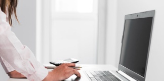 Pese al fin de soporte, Windows 10 permanece en uso por 60% de compañías y 53% de usuarios: Kaspersky