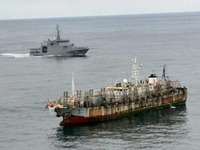 Armada y Sernapesca informan control de naves extranjeras en ZEE