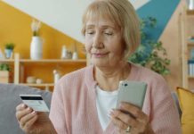 Cómo asistir a los adultos mayores para que estén alertas y alejados de las estafas online