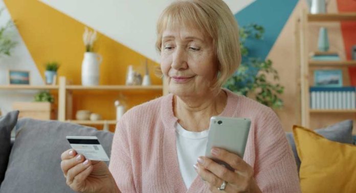 Cómo asistir a los adultos mayores para que estén alertas y alejados de las estafas online