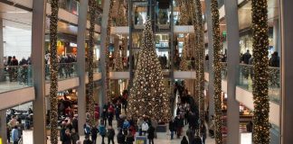 Economista explica cómo enseñar a los hijos el valor del dinero en tiempos de regalos y celebraciones