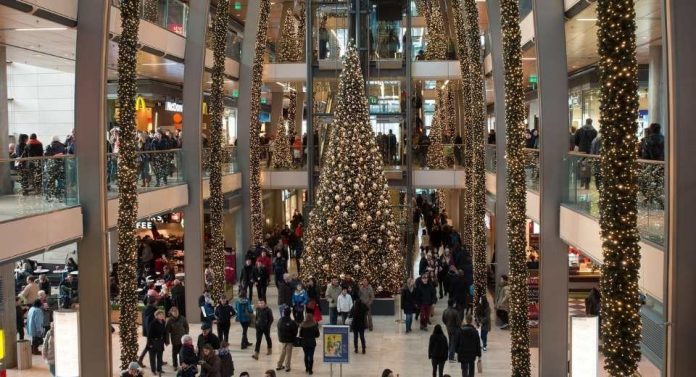 Economista explica cómo enseñar a los hijos el valor del dinero en tiempos de regalos y celebraciones