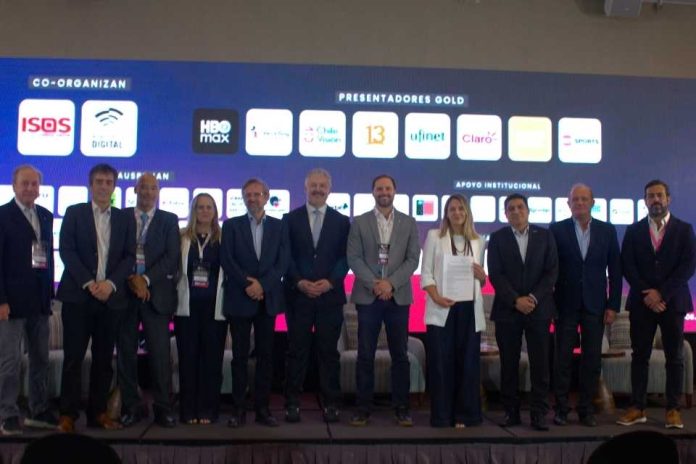 Firman acuerdo para combatir la piratería digital en Chile y promover ecosistemas seguros para los usuarios