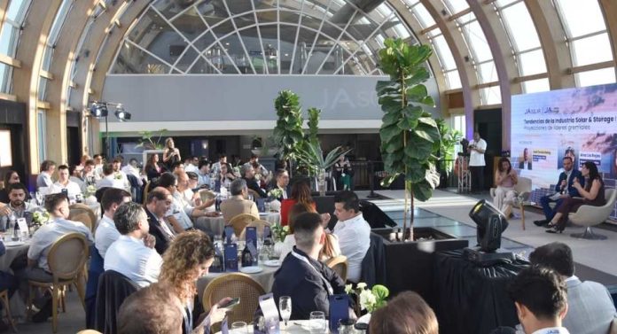 JA Solar aterriza en el mercado del almacenamiento y reúne a referentes de la energía en Chile JA Solar aterriza en el mercado del almacenamiento y reúne a referentes de la energía en Chile
