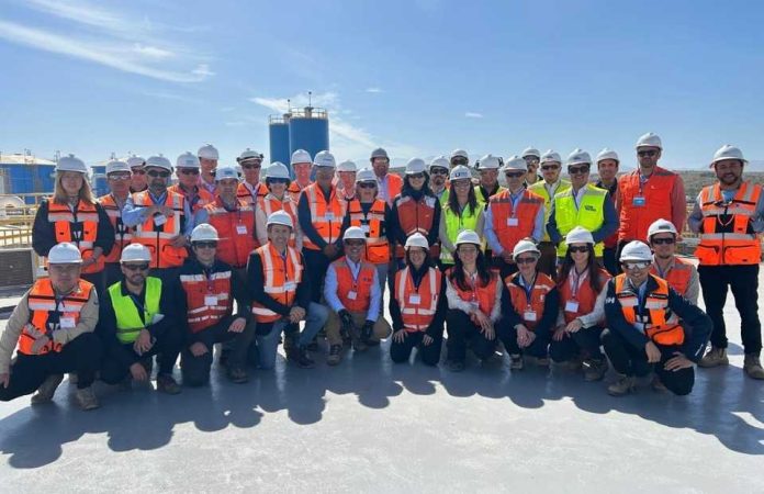 Principales representantes de la industria de la desalación visitan Aguas Pacífico y destacan el trabajo de relacionamiento comunitario en la zona