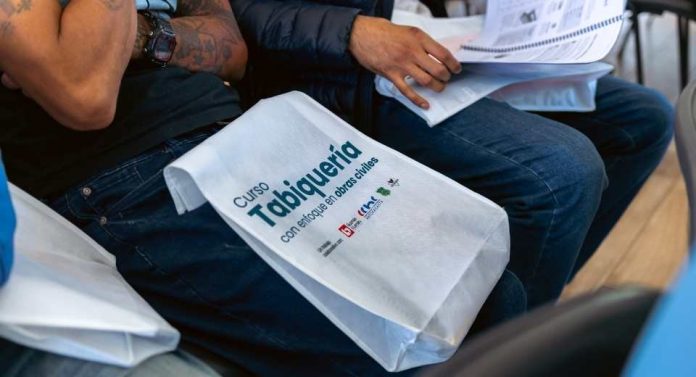 Reinserción laboral 25 hombres y mujeres iniciaron curso de tabiquería con enfoque en obras civiles