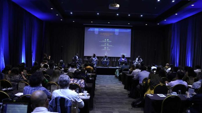 Seminario abordó los desafíos que enfrenta la industria salmonera en Chile y expertos coinciden en la necesidad de mejorar los estándares de esta actividad Seminario abordó los desafíos que enfrenta la industria salmonera en Chile y expertos coinciden en la necesidad de mejorar los estándares de esta actividad