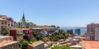 Terrenos ocupados por campamentos en Valparaíso alcanzan un valor de US$ 580 millones