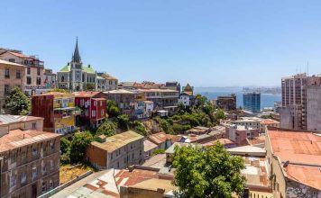 Terrenos ocupados por campamentos en Valparaíso alcanzan un valor de US$ 580 millones
